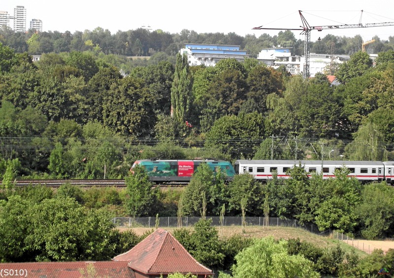 Sichtung 010.jpg - Die Italia-Werbelok 'Die Marche' 101 017-0 schiebt einen IC bei Stuttgart Bad Cannstatt.